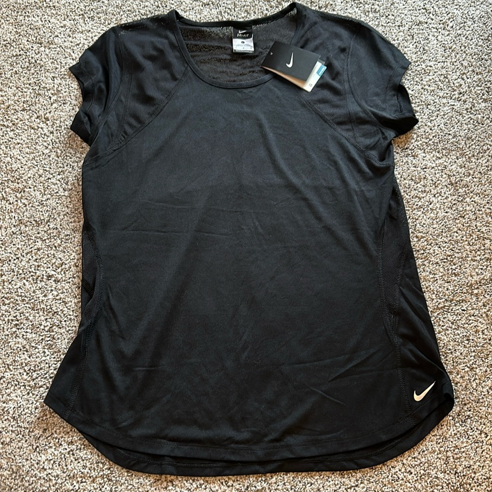 NEW with tags women’s NIKE Fit shot sleeve shirt